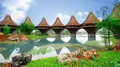 圖為中國(guó)-東盟友誼館。該建筑以廣西的風(fēng)雨橋?yàn)樵?，寓意“手拉手，心連心”。表達(dá)中國(guó)與東盟十國(guó)睦鄰友好、合作共贏之意。