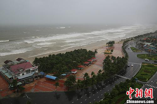 資料圖：2017年11月5日，越南峴港某處海灘風(fēng)雨交加。