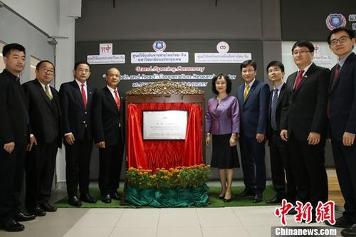 12月18日，由泰國國家研究院泰中戰(zhàn)略研究中心與中國人民大學國家發(fā)展與戰(zhàn)略研究院共建的泰中“一帶一路”合作研究中心在泰國曼谷正式揭牌成立。作為隸屬于泰國國家研究院的高端智庫，該中心未來將作為泰國“一帶一路”研究和推動泰中高端智庫合作的主要機構。中新社記者 趙婧楠 攝