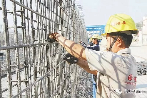 在中老鐵路萬象制梁場，中老兩國技術(shù)人員正在進(jìn)行橋梁預(yù)制。本報記者 孫廣勇攝