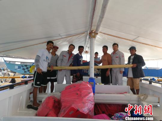 中國援助菲律賓PGN大橋工程可行性研究項(xiàng)目”（ThePanay-Guimaras-NegrosBridgeProject）海洋水深測量勘測人員，3月1日在吉馬拉斯海峽作業(yè)時，成功營救兩名菲律賓落水漁民。圖為兩位漁民及家屬對進(jìn)行營救的中國勘測人員合影表達(dá)感謝。 中交公路規(guī)劃設(shè)計(jì)院有限公司 攝